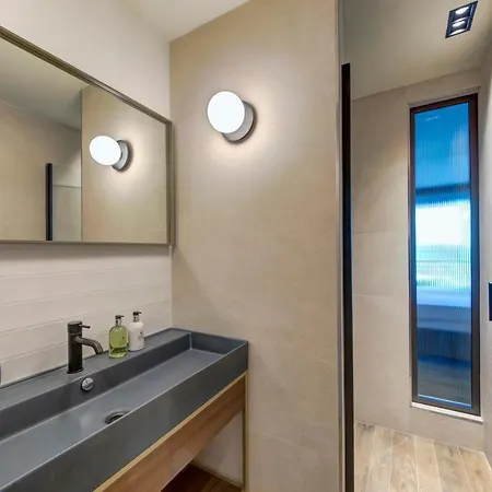 Land's End, Boutique 4*