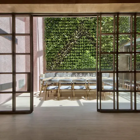 Land's End, Boutique 4*