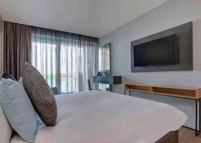 Land's End, Boutique Sliema