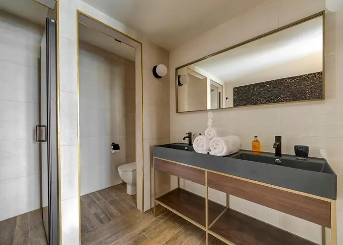 Land's End, Boutique Sliema