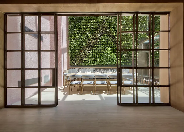 Land's End, Boutique 4*