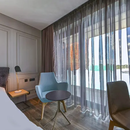 Land's End, Boutique Sliema